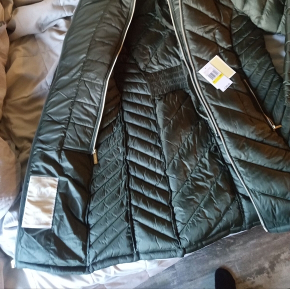 Brand new green Michael Kors jacket that fits in a bag - Picture 2 of 3